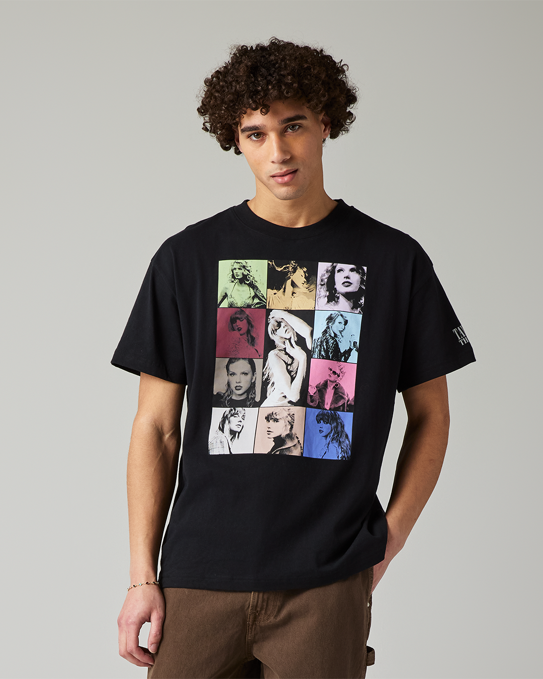 Taylor Swift | The Eras Tour Through Vancouver II Black T-Shirt L size model close up